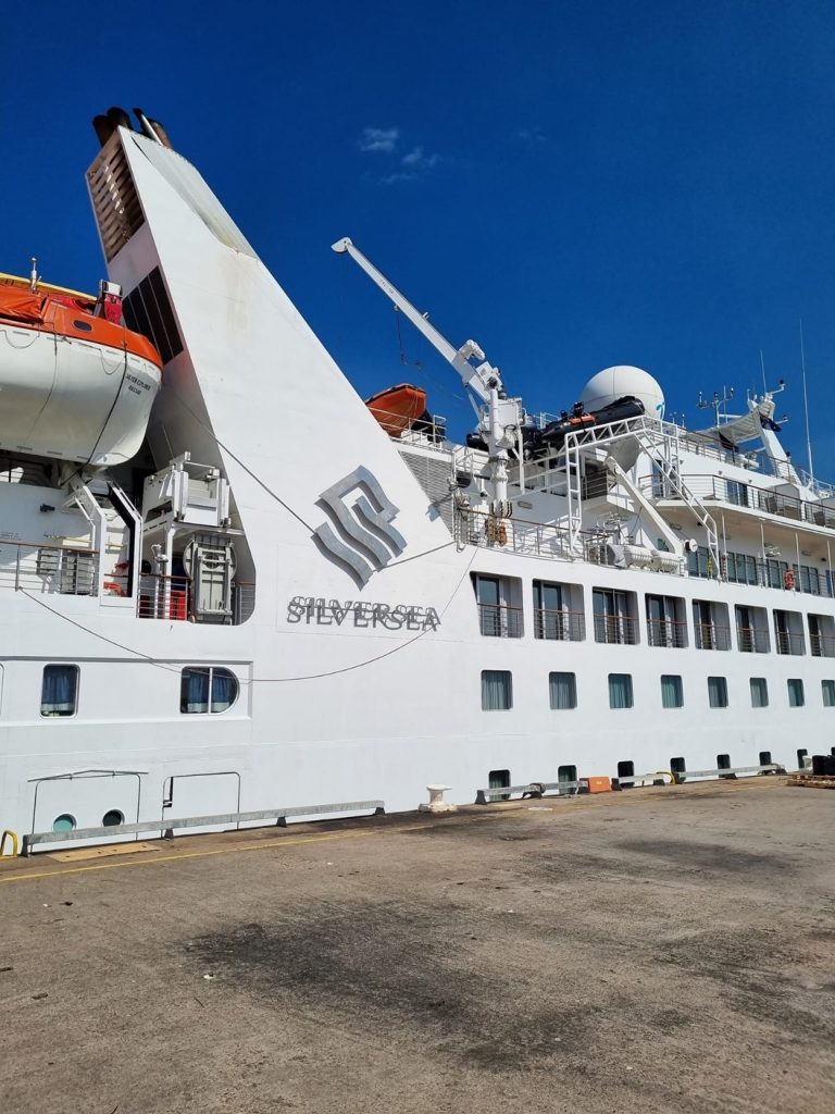 Silver Explorer berthed in Darwin